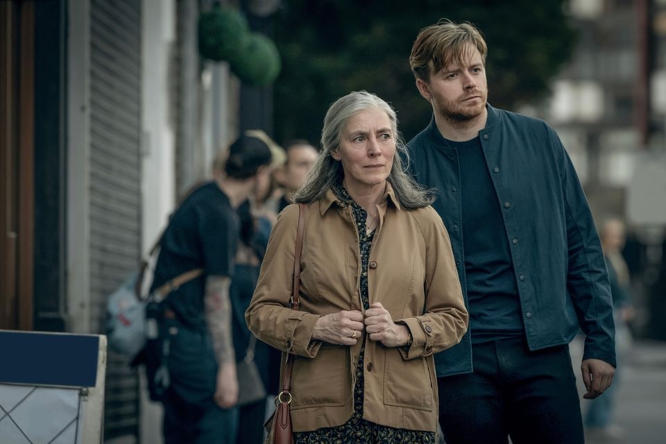 Catherine Standish and River Cartwright from Slow Horses walking on the street.